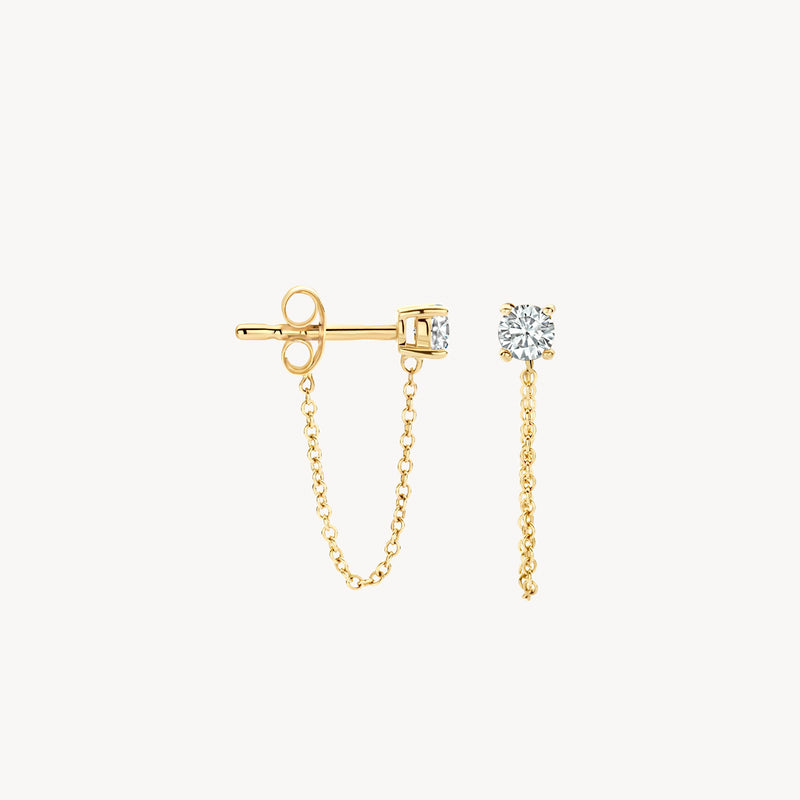 Puces d'oreilles en or jaune 14k avec zircone et chaîne fine.