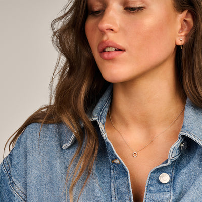 Bicolor oorknoppen van 14k geel en rosé goud met glinsterende zirkonia in fijne schakelstijl.