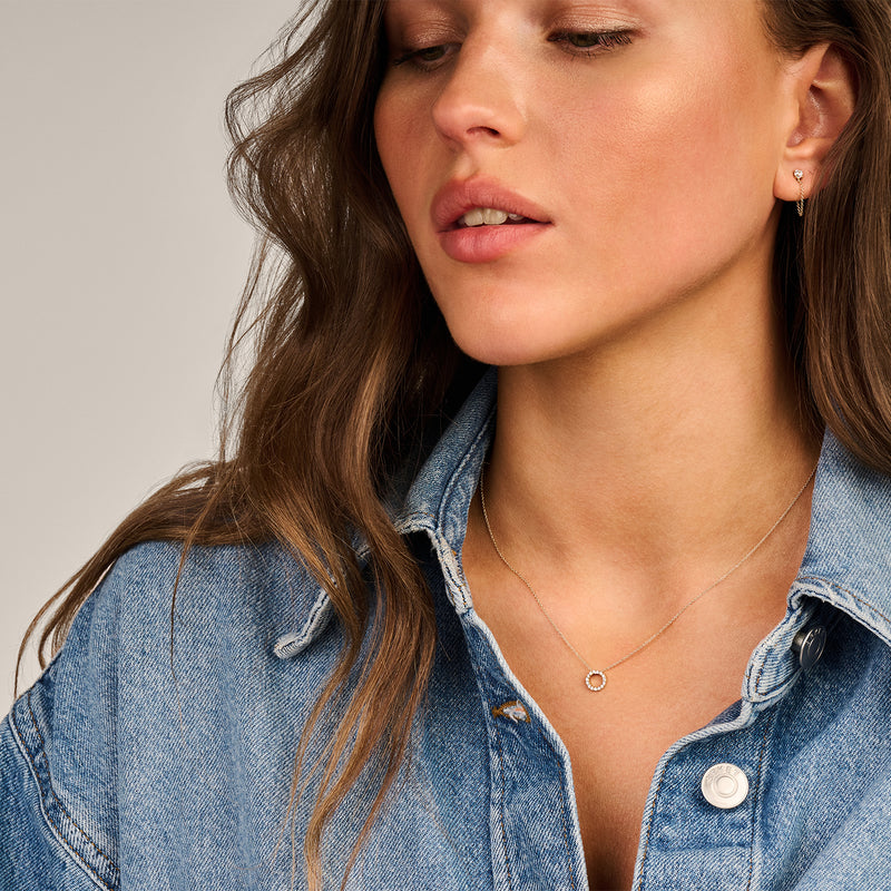 Bicolor oorknoppen van 14k geel en rosé goud met glinsterende zirkonia in fijne schakelstijl.