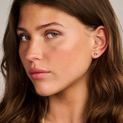 Oorknopjes van 14k geelgoud met kleine ronde vorm en glanzende afwerking.