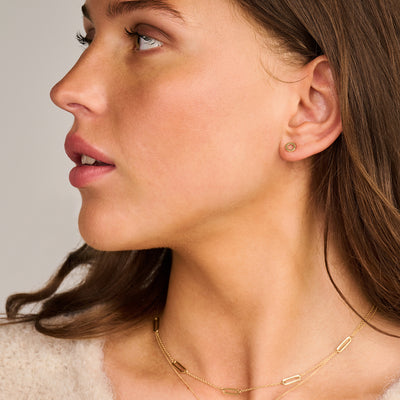 Bicolor 14k goud oorknopjes met ronde vorm subtiel gedragen.