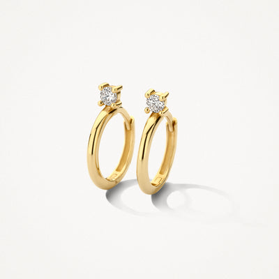 Anneaux d'oreilles en or jaune 14k avec zircone étincelante sur le dessus.
