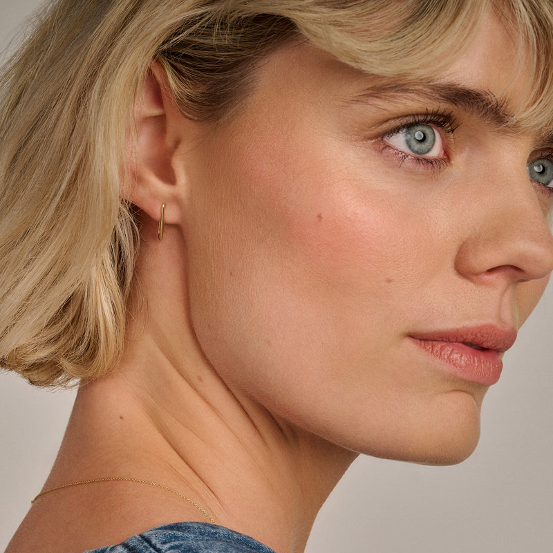 Oorring van 14k goud met een subtiele, dunne ringvorm draagbaar dicht bij het oor.