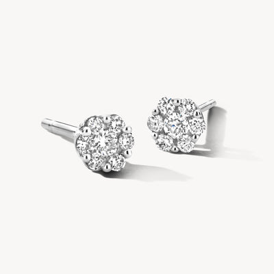 14k wit gouden oorknoppen met cluster van fonkelende diamanten in bloemenpatroon.