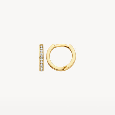 Ovale oorringen van 14k geel goud met rij van fonkelende diamanten en sluiting.