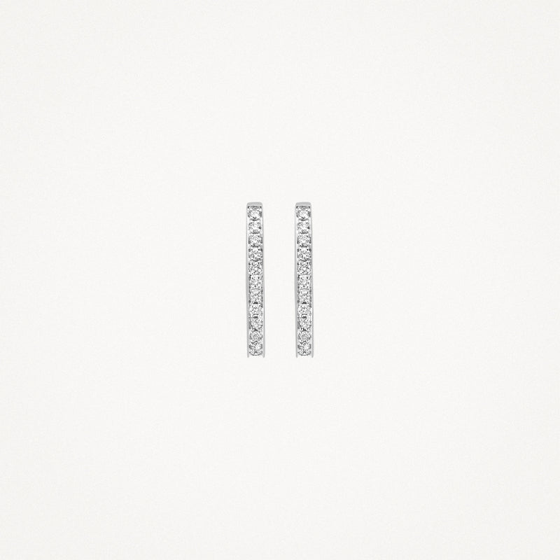 Oorringen van 14k wit goud met meerdere kleine diamanten in strakke rij.
