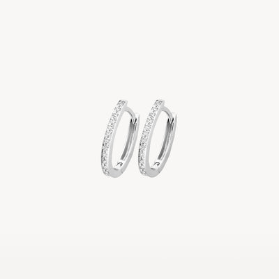 Oorringen van 14k wit goud met rij diamant langs de voorkant.