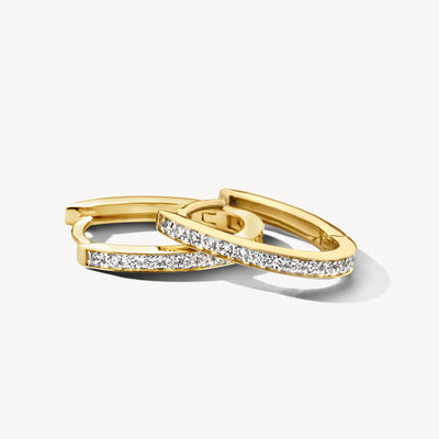 14k geel goud oorringen met rij glinsterende diamanten in ovale vorm.