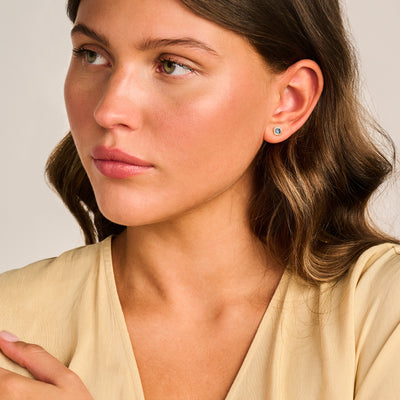 Oorknopjes van 14k geelgoud met ronde London Blue topaz en kleine diamanten accent.