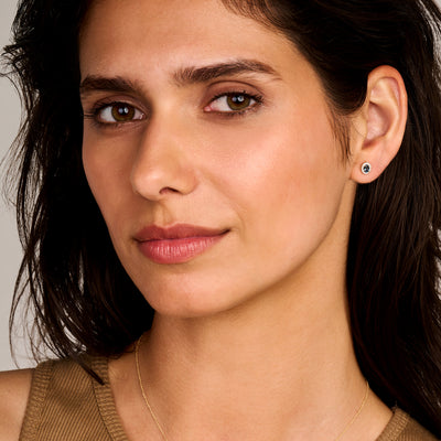 14k geelgouden oorknop met fonkelende natuurlijke diamant en London Blue Topaz.