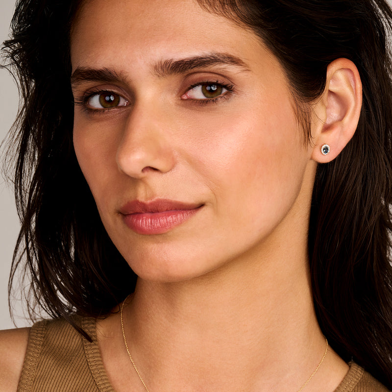 14k geelgouden oorknop met fonkelende natuurlijke diamant en London Blue Topaz.