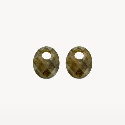 Facetrond labradoriet oorbedels met goudkleurige 14k Goud ringetje.