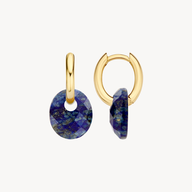 Oorbellen met facetten lapis hanger aan 14k goud creolen.