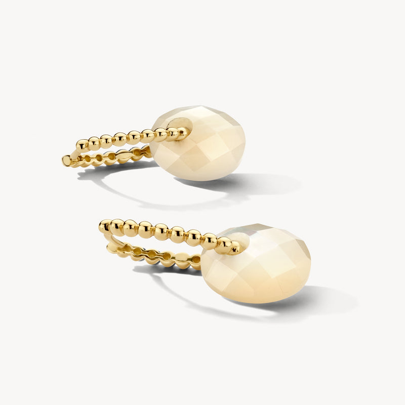 Oorbedels 14k goud met parelmoer en bolvormige hanger in glanzend design.