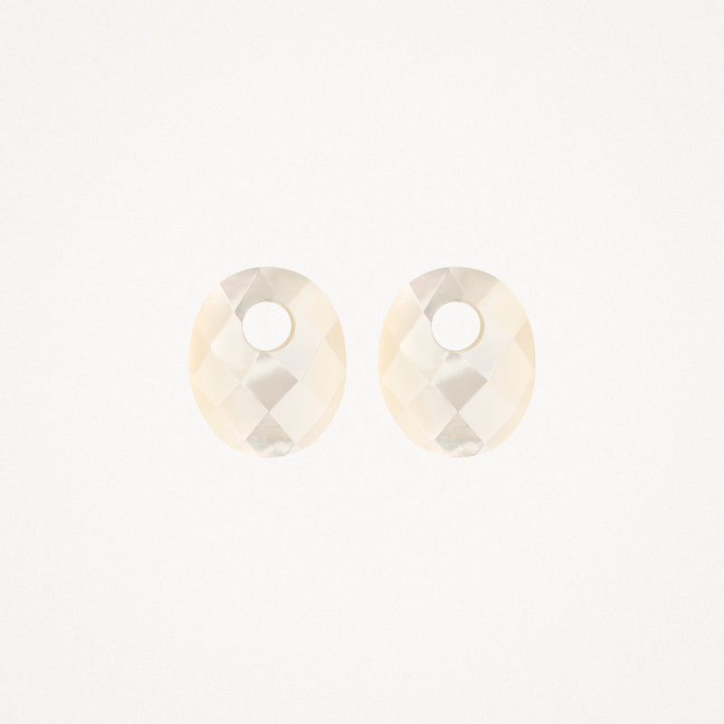 Oorbedels met facetten van parelmoer en 14k wit goud ringetje.