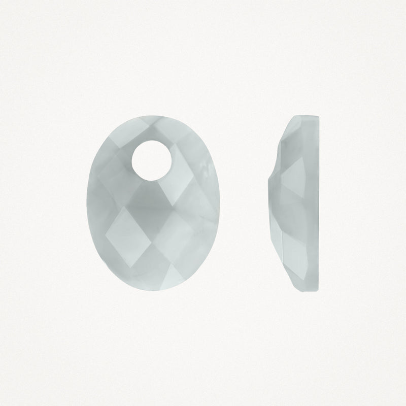 Grijze Agaat hanger met geslepen oppervlak en gat in 14k goud op witgouden achtergrondzijde.