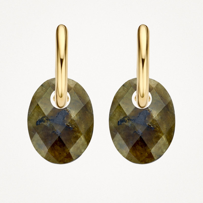 Oorbellen met ovale labradoriet hangers aan 14k gouden ringen.