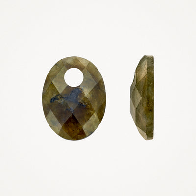Facetgeslepen labradoriet hanger met ronde uitsparing, in 14k goud.