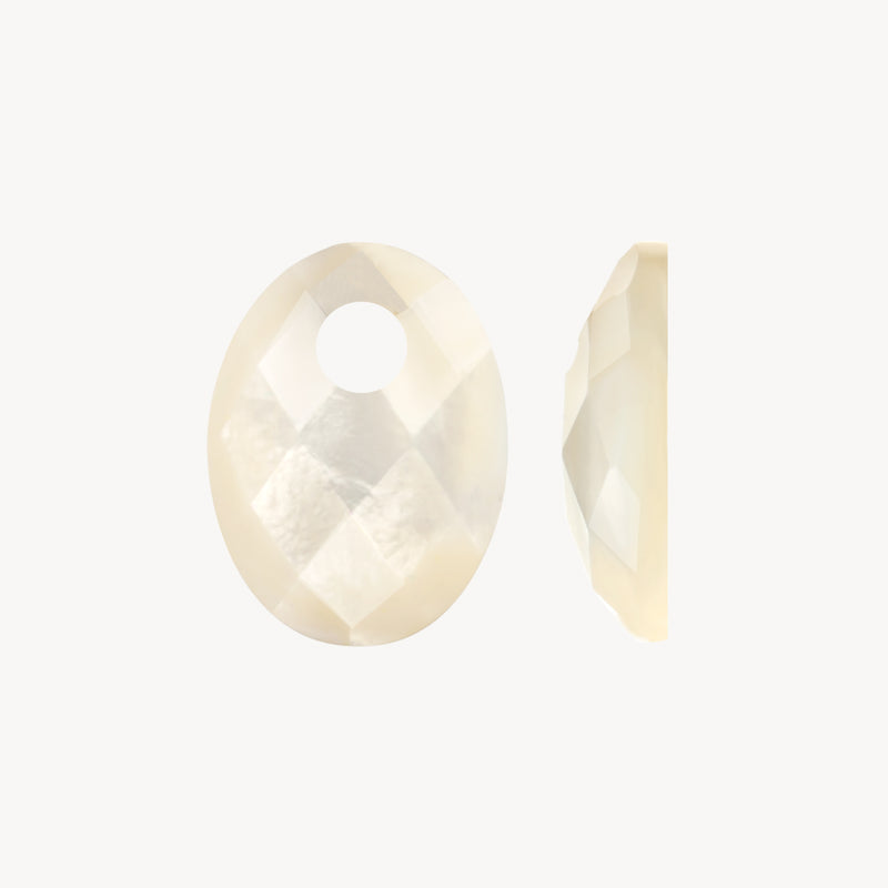 Ovale parelmoer oorbedel met geslepen facet en bovenste gaatje in 14k goud.