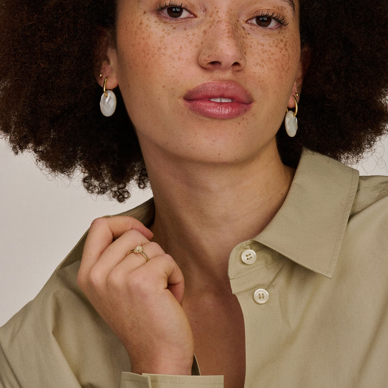 Bicolor gouden aanschuifring met parelmoer en bergkristal in 14k goud.