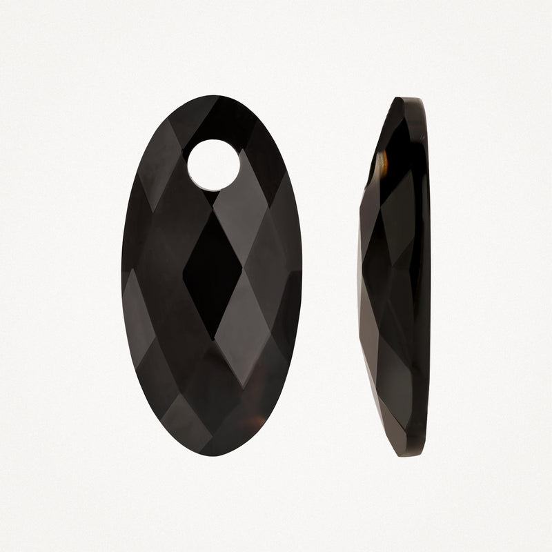 Facettenrijke ovale onyx oorbedel met gat, 14k goud zetting zichtbaar aan rand.