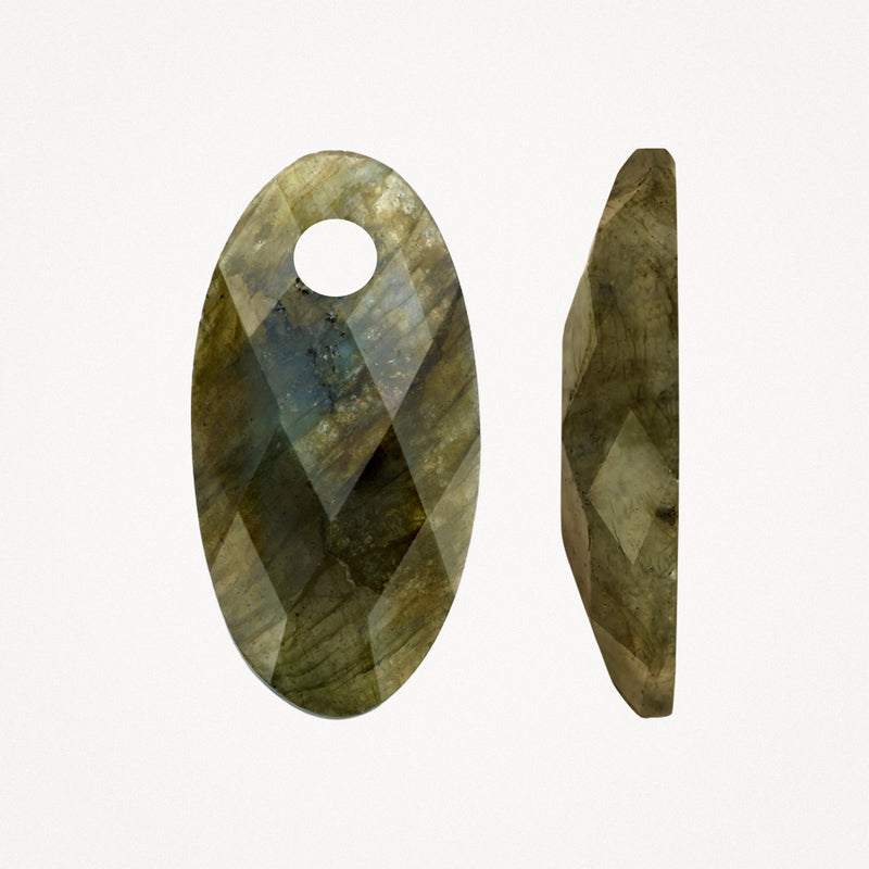 Labradorite hanger in een ovale facetgeslepen vorm met een gat bovenaan, passend voor 14k goud, wit goud of rosé goud.