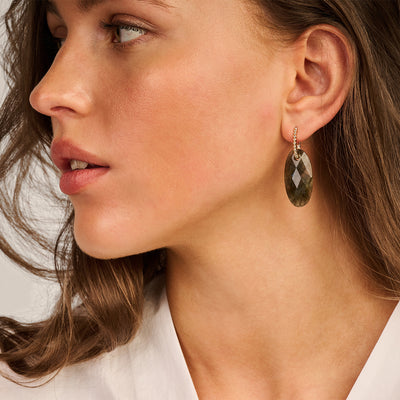 Anneaux d'oreilles en or 14k avec pendentifs en bronze et fermeture à crochet simple.