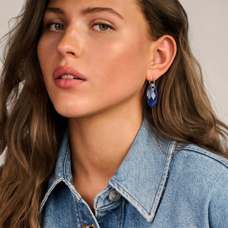 Oorbellen met lapis lazuli in 14k Rosé goud aan model met spijkerjasje.