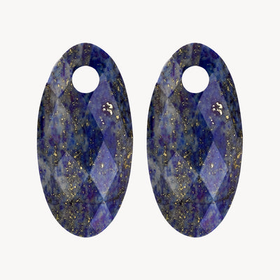 Oorbedels van lapis lazuli met facetgeslepen oppervlak en goudkleurige accenten.
