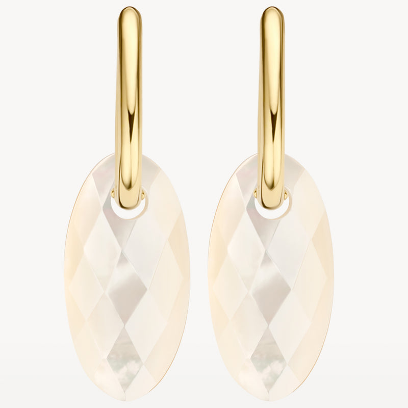 Oorbedels met ovalen parelmoer hangers aan 14k goud ringen.