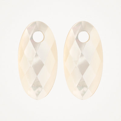 Ovale parelmoer oorbedels met facetten en ronde bovenste opening in 14k goud.
