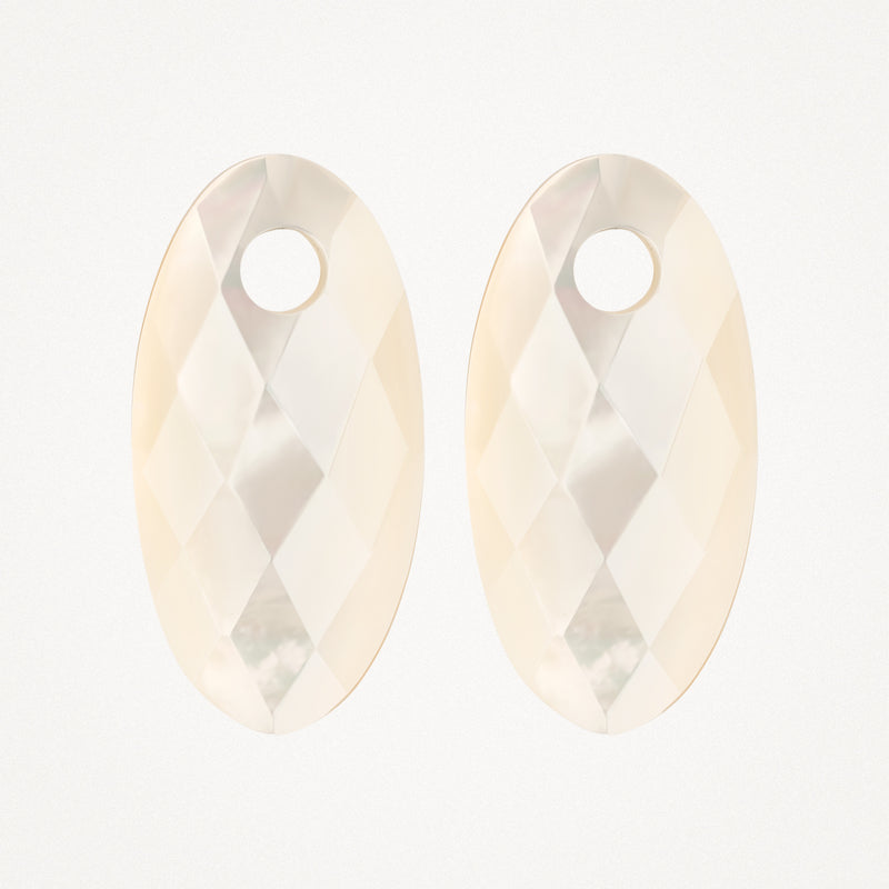 Ovale parelmoer oorbedels met facetten en ronde bovenste opening in 14k goud.