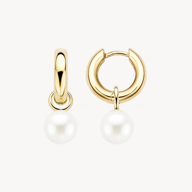 14k geelgouden oorknop met ronde Swarovski parel hangend.