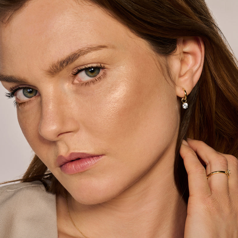 Oorbedels van 14k geel goud met fonkelende zirkonia in hangend design.