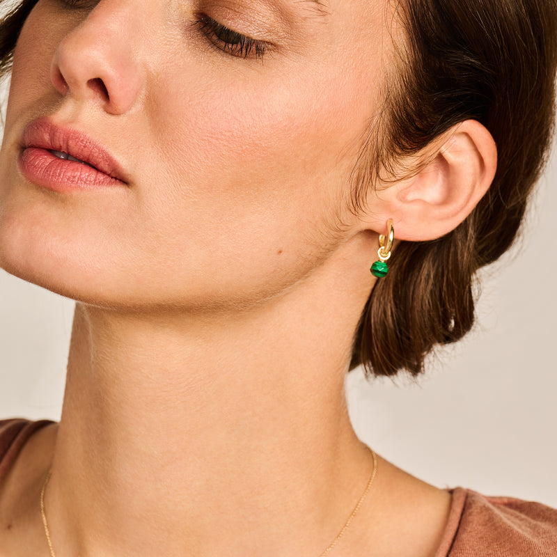 14k geelgouden oorbedel met groene malachiet hanger aan oorlel.