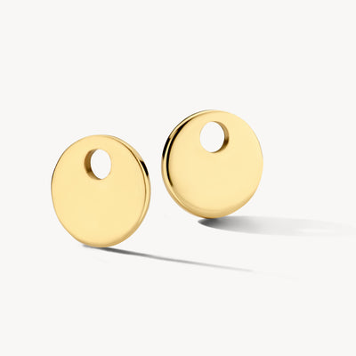 Ronde oorbedels van 14k geelgoud met klein gat bovenaan voor bevestiging.