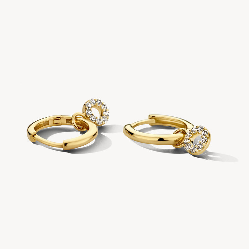 Oorbellen in 14k geelgoud met cirkelvormige zirkonia detail.