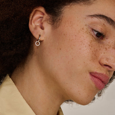 Oorringen van 14k wit goud met cirkelvormig ontwerp en subtiele glans.