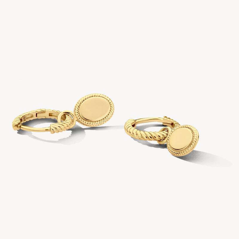 14k geelgouden oorbedels met ronde, gladde medaillons en gedraaide ringdetails.
