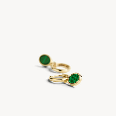 Oorbellen in 14k geelgoud met ronde malachietsteen en gladde afwerking.