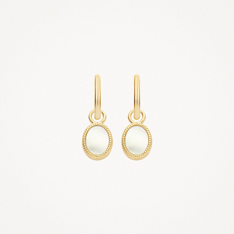 Oorbellen van 14k geelgoud met ovale parelmoer hanger en fijne geribbelde rand.