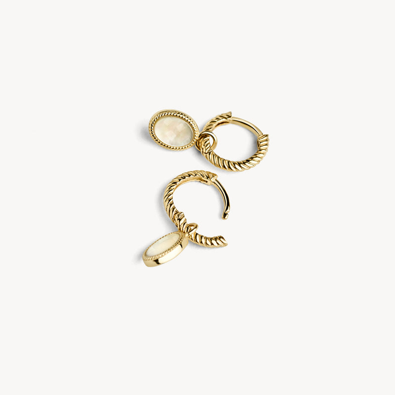 14k Goud oorbedels met gedraaide ronding en gladde hanger met parelmoer detail.