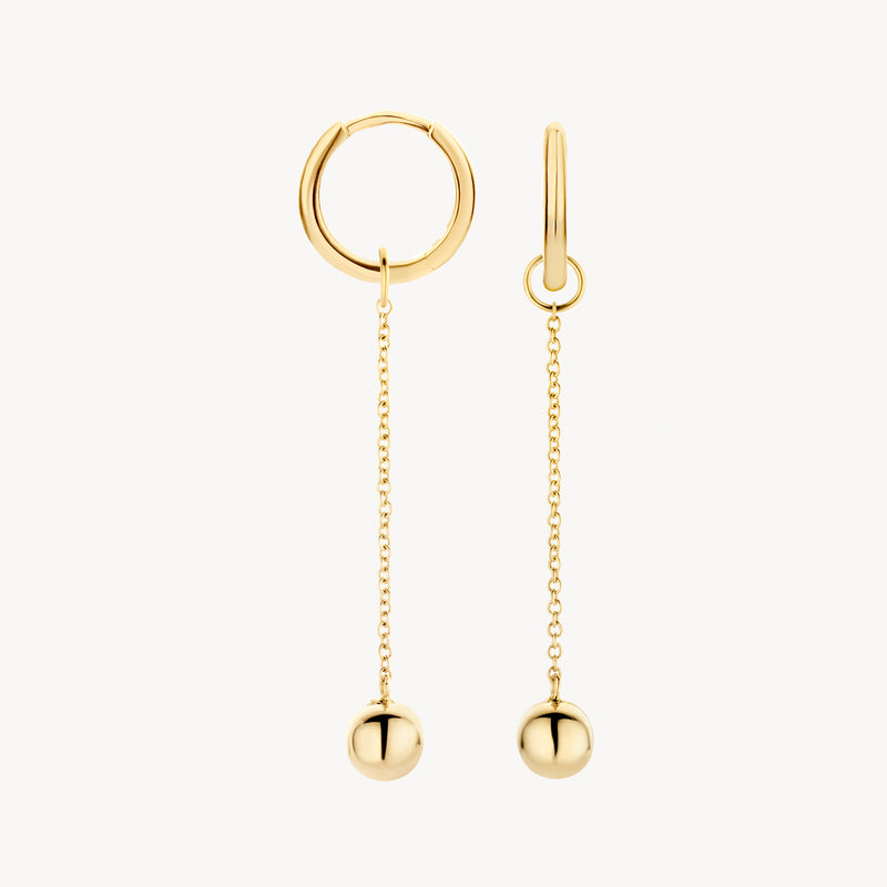 Oorbellen van 14k geelgoud met fijne schakels en bolhanger aan ketting.
