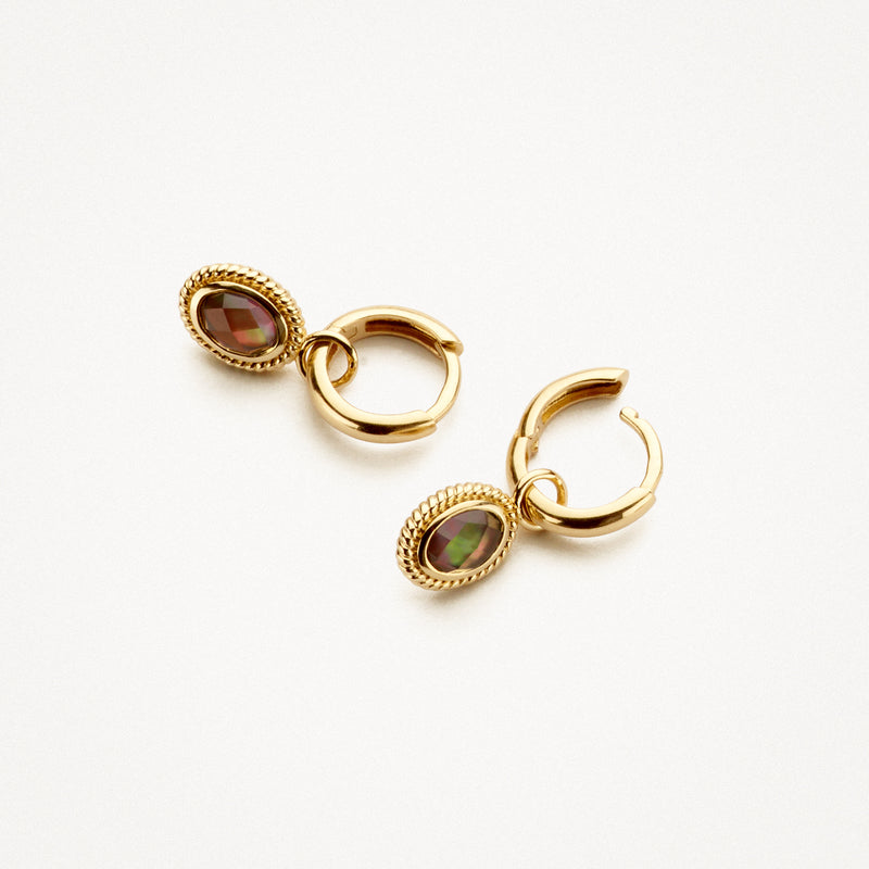 14k goud oorbellen met ovale black mother of pearl en rock crystal details.