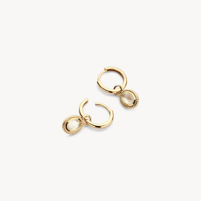 14k geelgouden oorbellen met ronde parelmoer hanger en bergkristal detail.