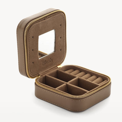 Compact reisetui in walnutkleurig nappa met spiegel en meerdere vakjes voor sieraden.