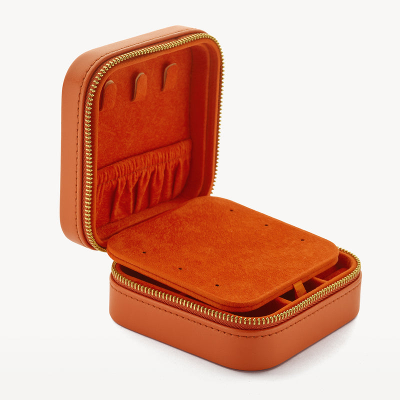 Orange Reisetasche aus Nappa, aufgeklappt mit Einsatz und Organizer für Reisezubehör.