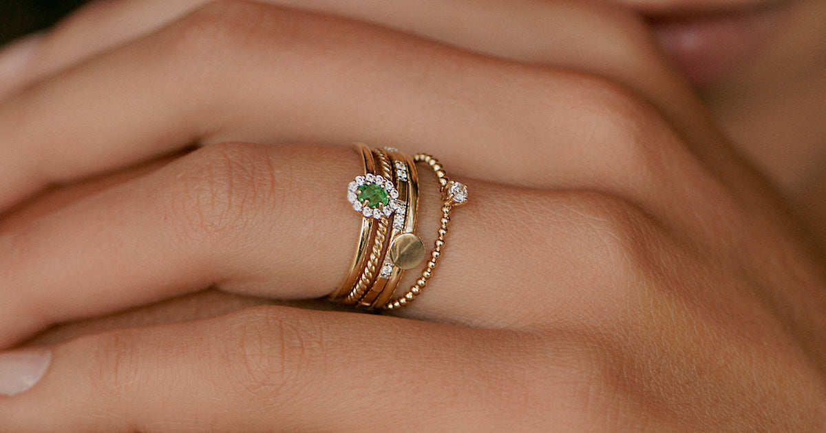 Stapel ringen met verschillende motieven en gezet met verschillende stenen