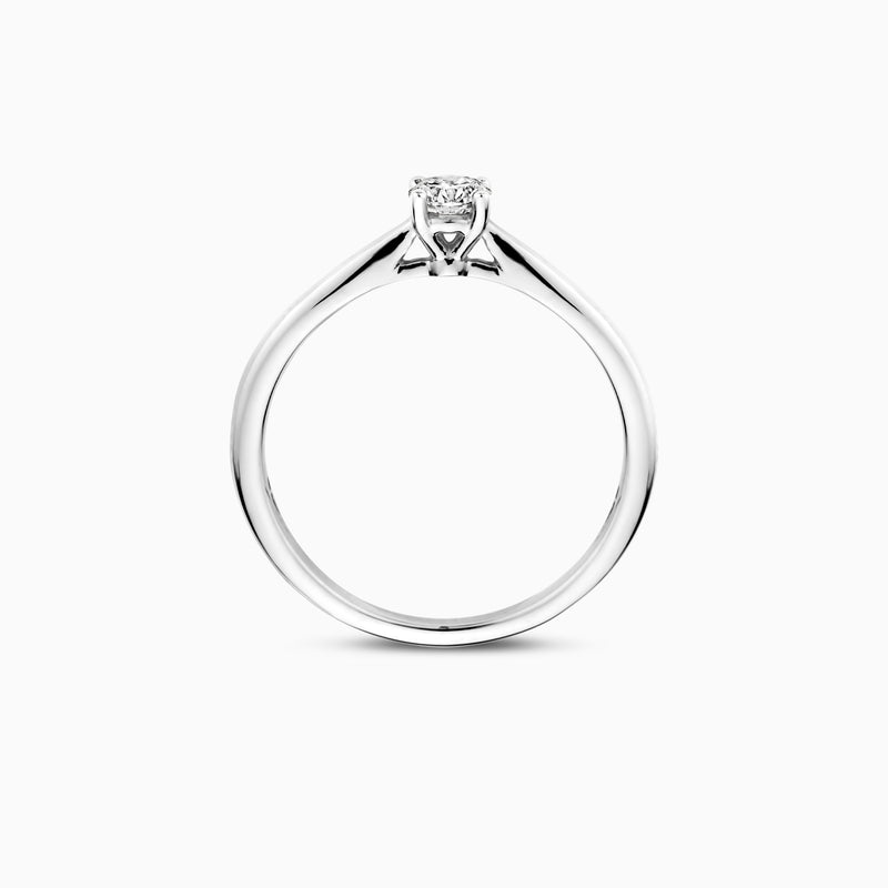 Solitaire ring van 14k wit goud met ronde lab diamant in zetting.