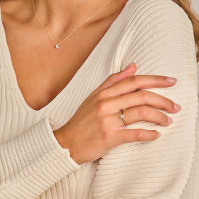 14k geelgouden solitair ring met fonkelende lab diamond en gerecycled goud.